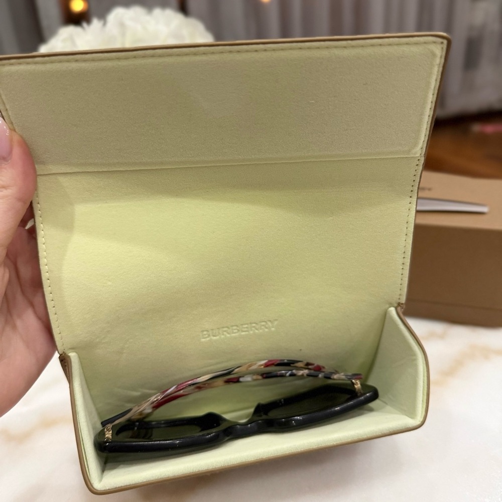 Burberry Black Sunglasses with Multicolor Patterned Temples - Picture 3 of 11